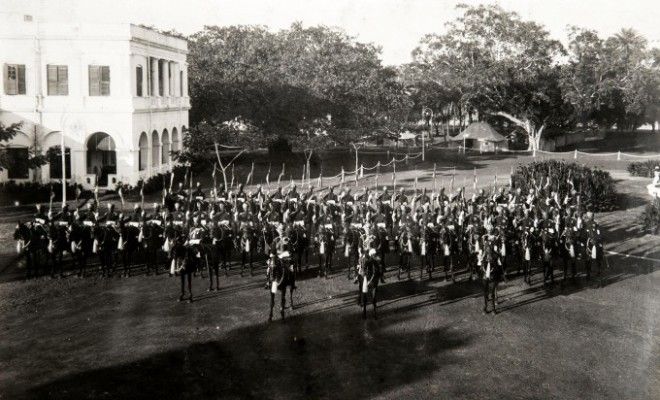 Парад отряда телохранителей губернатора Мадраса в честь прибытия нового губернатора виконта Гошена в 1924 году. Фото: Philyeomans / BNPS