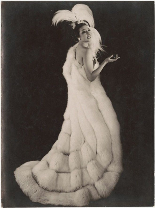 Темнокожая женщина в роскошном меховом манто на фотографии начала XX века 