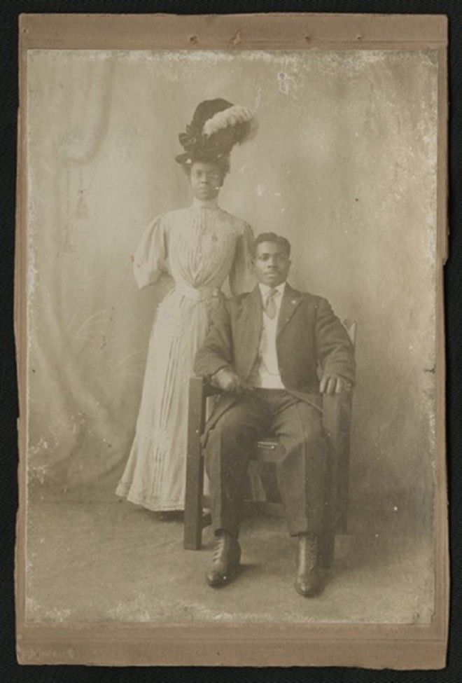 Фото конца XIX века изображает хорошо одетую пару темнокожих