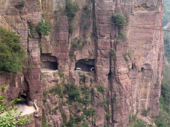 Дорога сквозь скалу в Китае