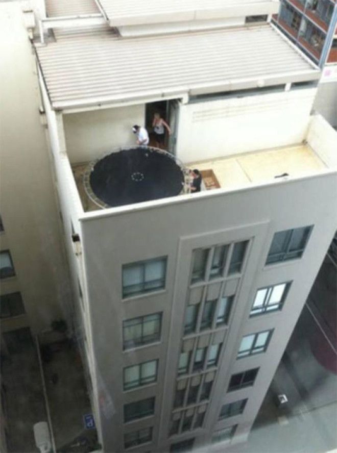 Не стоит устанавливать батут на крыше многоэтажного дома прыжок в таком случае может немного затянуться