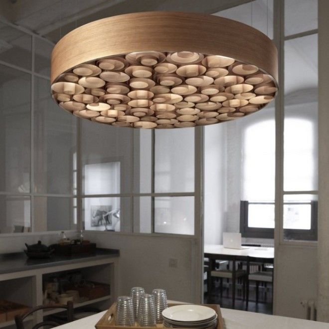 Деревянный потолочный светильник в форме круга в интерьере кухни 