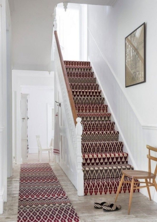 Полусинтетический ковёр с коротким ворсом отличное решения для светлого пространства возле лестницы