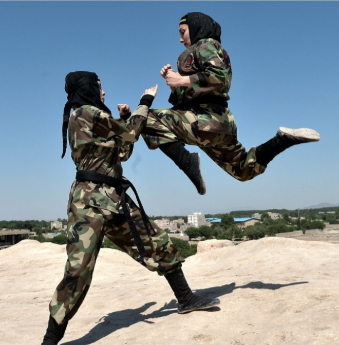 Ниндзя в хиджабах как иранские женщины изучают боевые искусства в пустыне