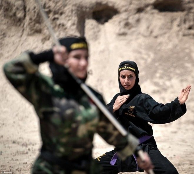 Ниндзя в хиджабах как иранские женщины изучают боевые искусства в пустыне