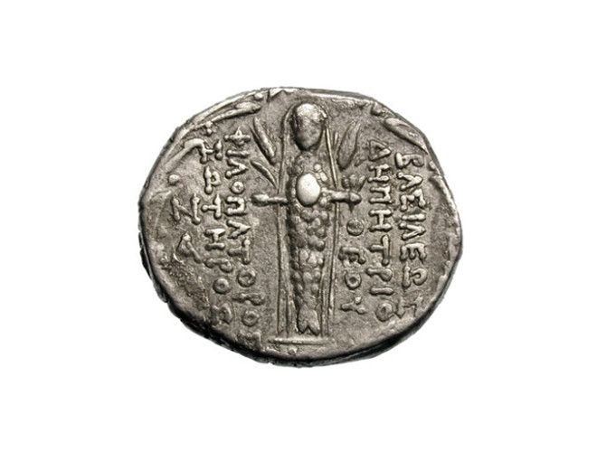 Богиня Атаргатис на сирийской монете Она держит яйцо что символизирует защиту жизни и рождение новой