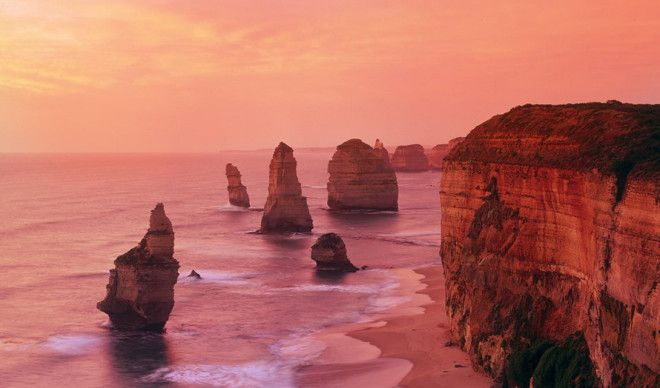 12 апостолов Австралия Great Ocean Road получил неофициальное название 12 апостолов благодаря высоким известняковым стекам довлеющим над всем побережьем Вид отсюда открывается просто ошеломляющий