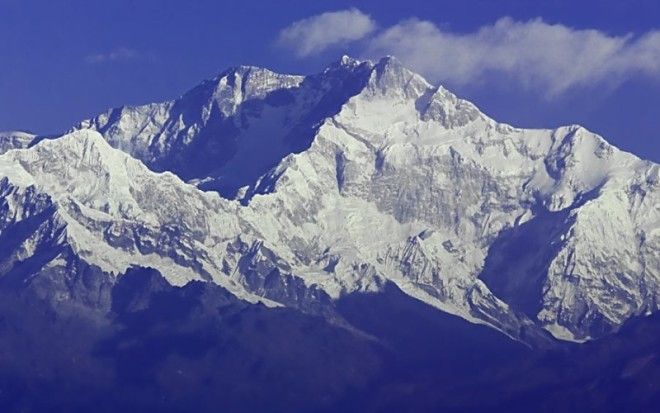 Канченджанга  Месторасположение Непал Индия Гималаи Высота 8 586 м Это третья по высоте гора в мире Канченджанга является настоящим кошмаром альпиниста так как здесь все время царит ненастная погода и то и дело срываются лавины Только 190 смельчаков сумели подняться на вершину Канченджанга а смертность среди альпинистов здесь достигает 22