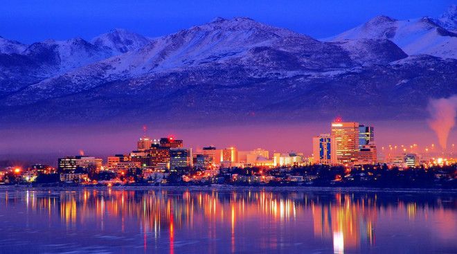 Аляска США Жители Аляски зарабатывают очень хорошо. Даже без какого-либо труда здесь можно получать свою долю государственных средств: специальный фонд правительства США выделяет по 4  тысячи долларов в месяц каждому, кто проведет на Аляске минимум год.
