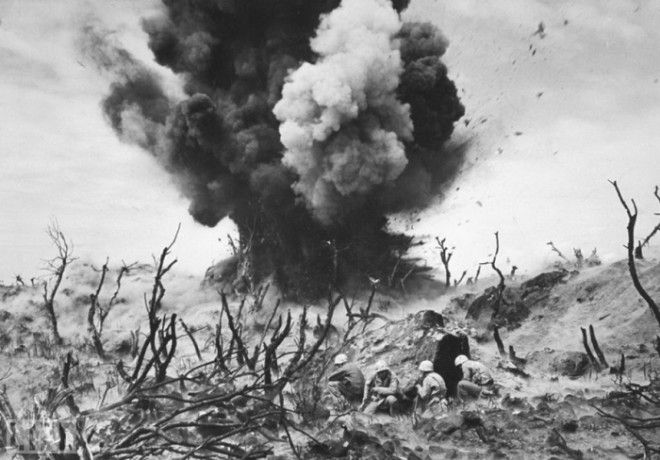 Американские морские пехотинцы во время битвы за Иводзиму весной 1945 года. 