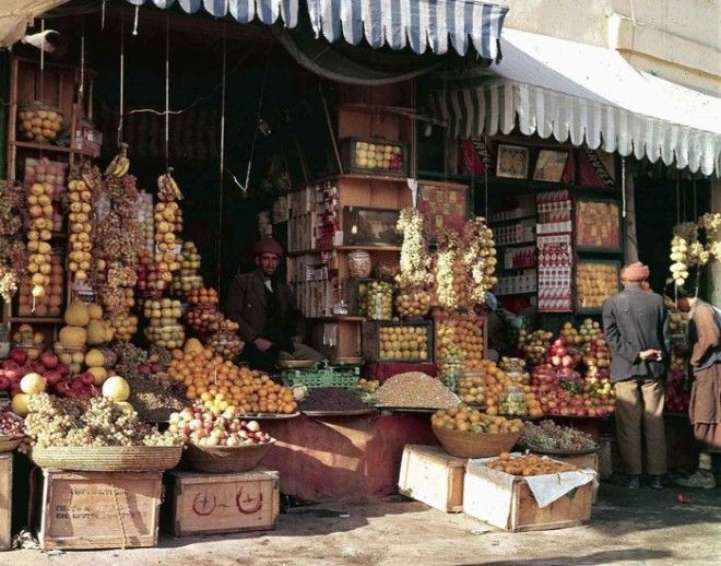 Продажа фруктов и орехов на рынке в Кабуле ноябрь 1961 года