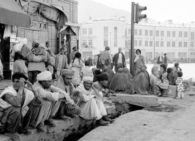 Местные жители возле светофора на углу улицы в Кабуле 25 мая 1964 год