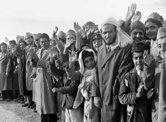 Афганцы выстроились в линию во время визита президента США Дуайта Эйзенхауэра в Кабул 9 декабря 1959 года