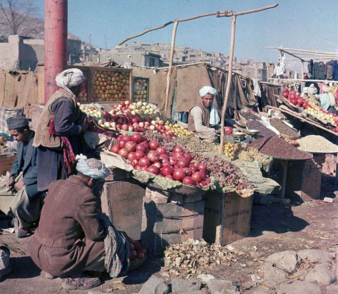 Продажа фруктов и орехов на открытом рынке в Кабуле ноябрь 1961 год