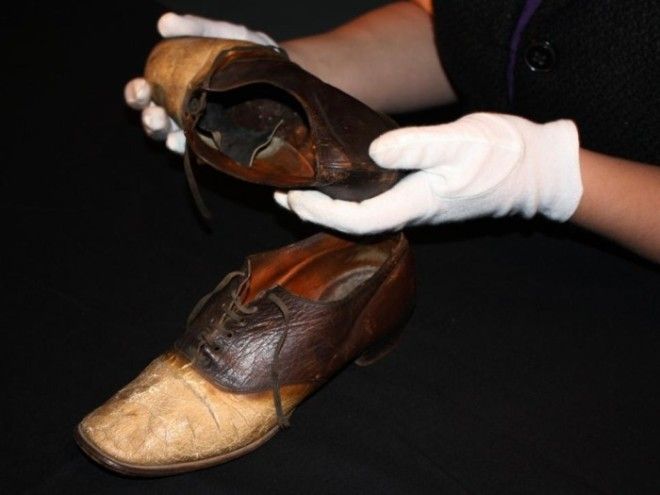 Та самую обувь из кожи Большого Носа в руках директора музея Carbon County Museum Тиффани Уилсон 