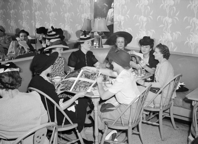  Покупательницы обедают при магазине в универмаге Кроули Милнер в июле 1941 года 