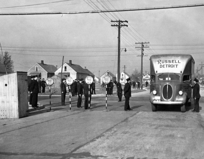 Более 1500 военных и полицейских города и штата охраняют перевозимых в автофургонах работников Детройт 29 апреля 1942 года 