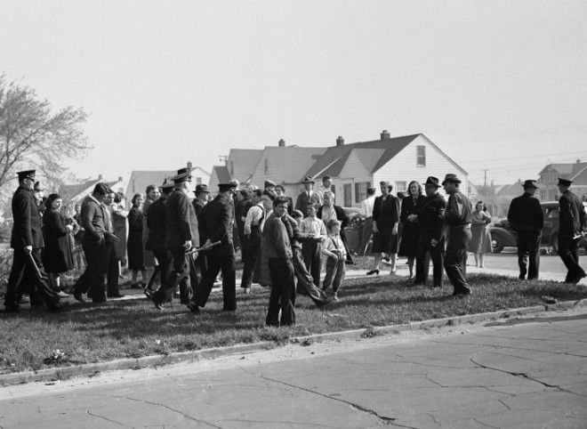 Полиция Детройта разгоняет пикетчиков 29 апреля 1942 года 