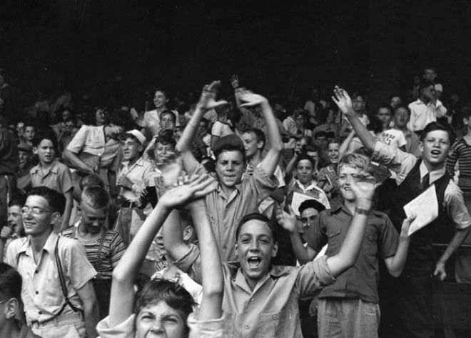 Подростки на футбольном матче на Бриггсстадион Детройт август 1942 года