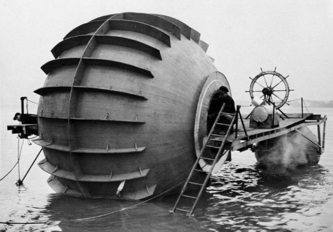 Экспериментальный торпедный катер который проходил тестовые испытания на реке Детройт Штат Мичиган 28 декабря 1940 года 