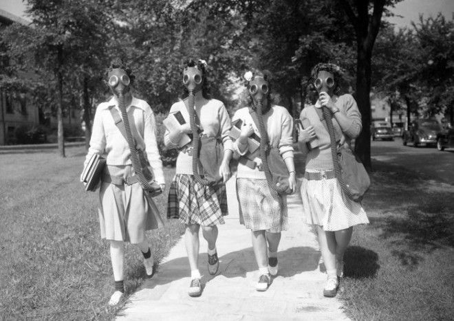 Студентки из университета Детройта испытывают противогазы на практике Студенческий городок 23 июня 1942 года 