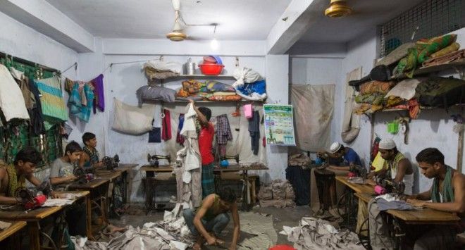 Завод по пошиву одежды в Бангладеш с детьми в качестве швей