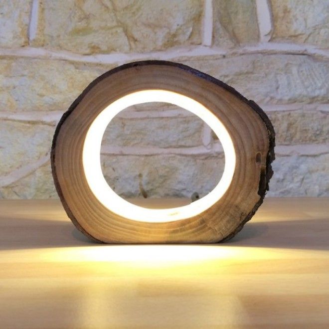 Необычный настольный светильник из обработанной деревянной коряги 