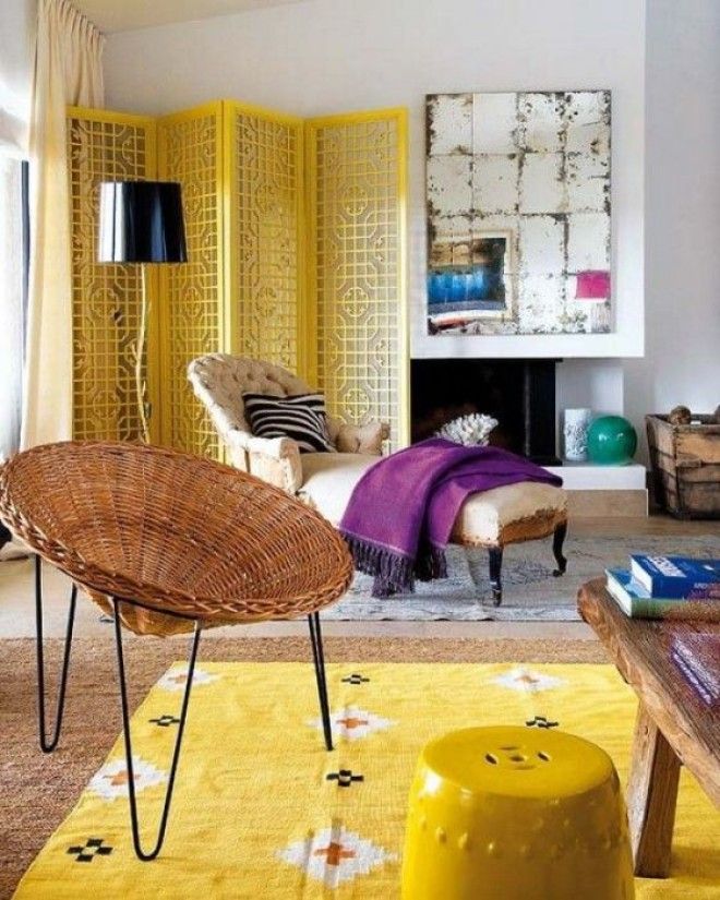 Яркожелтый ковёр который максимально гармонично вписывается в интерьер помещения 