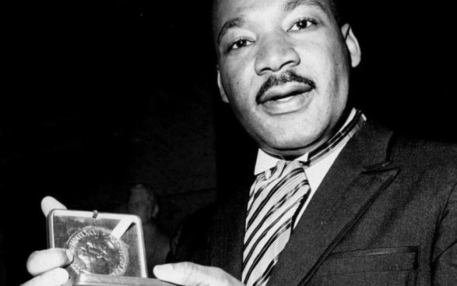 В 1964 году Лютер Кинг был удостоен Нобелевской премии мира за вклад в борьбу с расовым неравенством и насилием