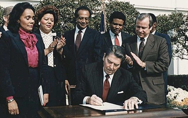 Рональд Рейган подписал законопроект по которому день рождение Кинга стало национальным праздником