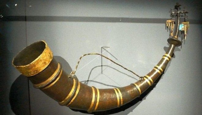 Питьевой рог из Хохдорфа железный рог с золотым орнаментом емкостью 55 литров