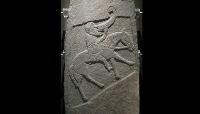 Булионский камень пиктский камень с изображением конного воина который пьет из большого рога Музей Шотландии Эдинбург