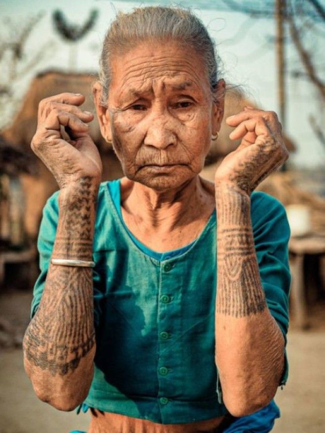 Одна из последних женщин с татуировками в племени