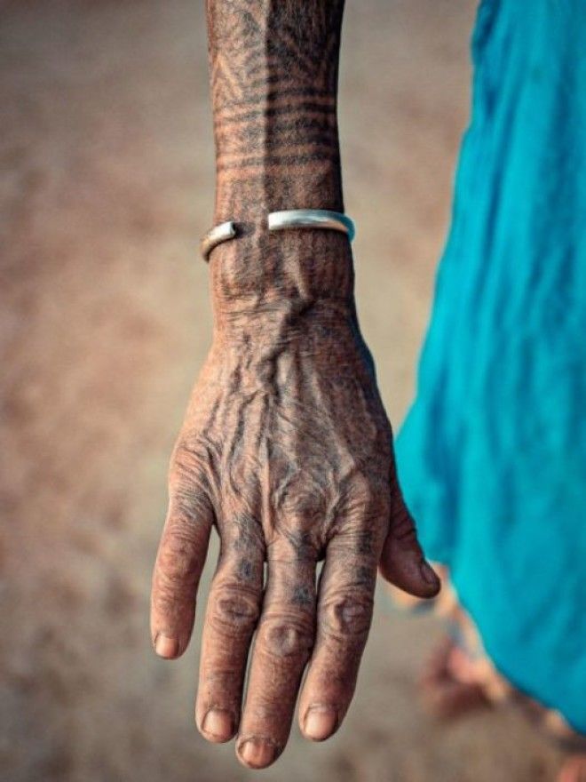Руки женщины украшены татуировками
