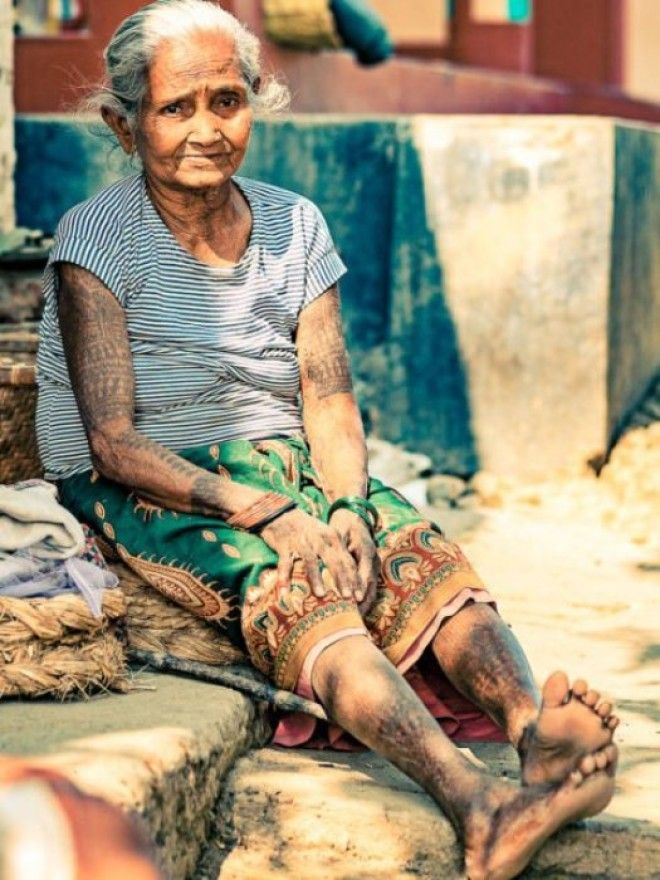 В племени тхару осталось всего несколько женщин с татуировками