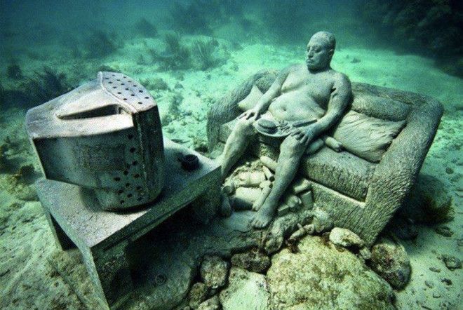 Музей подводных фигур В декабре 2010 года в Канкуне открылся необычный музей. Расположилась галерея не на суше, а под водой, в мелководье Карибского бассейна. Коллекция музея разместилась на глубине от 2 до 10 метров. Экспозиция представлена 403 скульптурами, но их периодически приходится менять, поскольку арт-объекты обрастают водорослями.