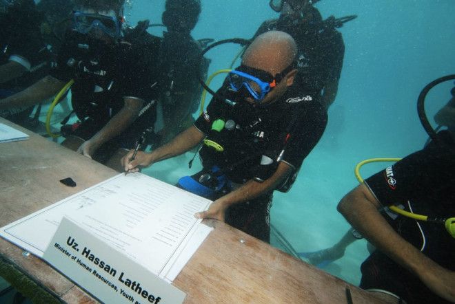 Заседание Правительственной комиссии В 2009 году Мохамед Нашид провел под водой первое в мире совещание кабинета министров. Участники заседания были облачны в гидрокостюмы и акваланги. Заседание проходило на глубине 6 метров, вблизи острова Гирифуши. Таким образом президент Мальдивской республики хотел привлечь внимание к проблеме изменения климата и повышения уровня океана.