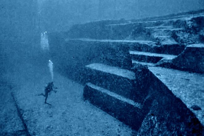 Древний японский монумент У острова Йонагуни, входящего в группу Яэяма островов Сакисима архипелага Рюкю, в 1985 году дайверы наткнулись на неизвестное скальное образование. Находка получила название монумент Йонагуни. Структура имеет прямые стороны и напоминающие лестницы террасы. Ученые предполагают, что монумент был построен около 5000 лет назад.