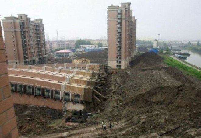 В Шанхае рухнул 15этажный дом
