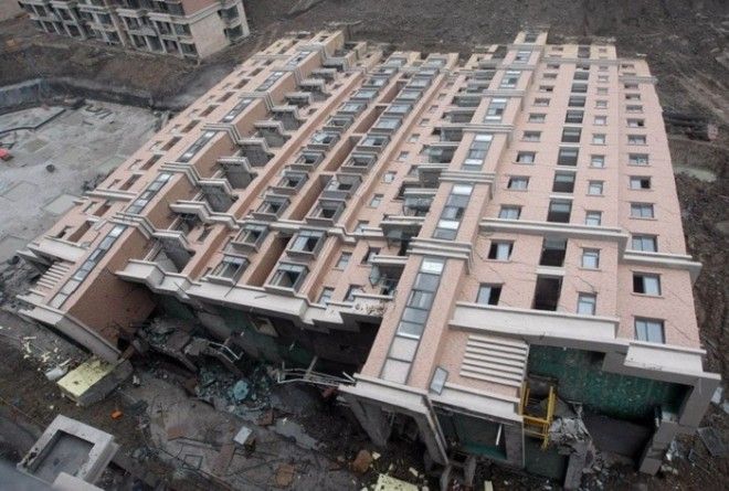 Изза нарушения норм строительства рухнула многоэтажка