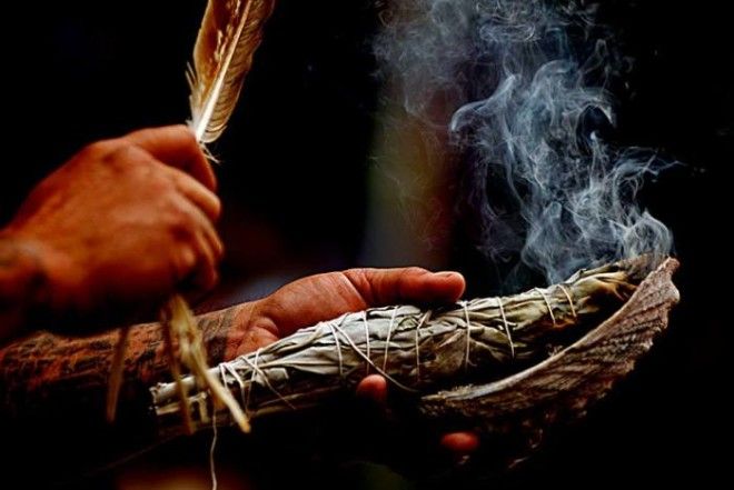 Ритуальный процесс сжигания трав Фото kafepauzamk