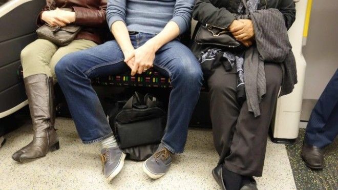 Почему мужчинам запретили раздвигать ноги в общественном транспорте Мадрида