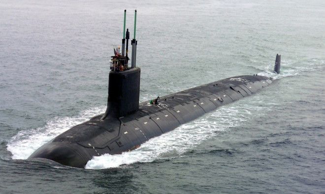 Субмарина Virginia Стоимость 24 млрд Новый класс подводных лодок способен осуществлять операции на мелководье что делает его серьезной проблемой для стоящих в порту кораблей противника Судно класса Вирджиния работает на ядерном реакторе и оснащено четырьмя торпедными аппаратами и двенадцатью вертикальными пусковыми установками