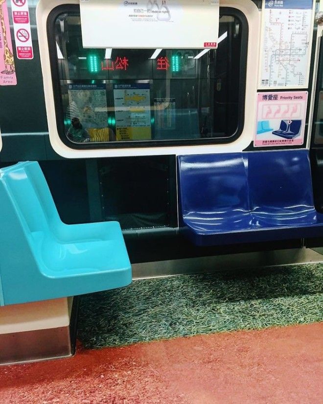 Бассейн в вагоне метро 10 самых живых фото о внезапных превращениях пола