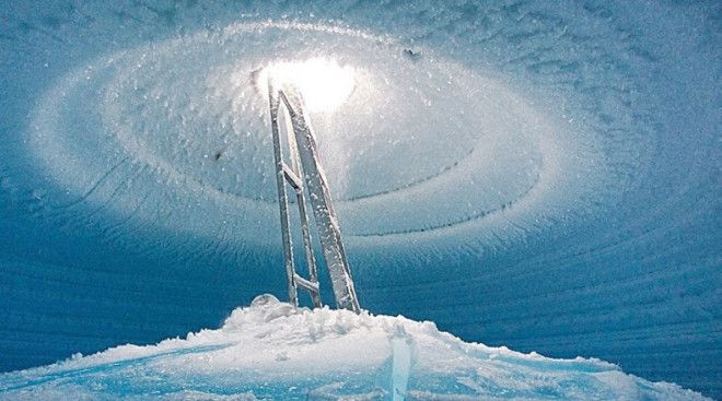 Озеро под ледником Исследователи пробурили отверстие глубиной в 700 метров на леднике Росса под которым обнаружилось подземное озеро Поразительно но толстый слой льда где никогда не бывало света скрывал настоящий заповедник небольшие рыбки медузы и анемоны