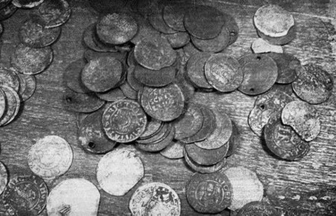 Ливень из денег Россия 1940 Монеты XVI века обрушились на российскую деревеньку внезапно Как оказалось позже ураган разбросал древний клад закопанный в этой местности