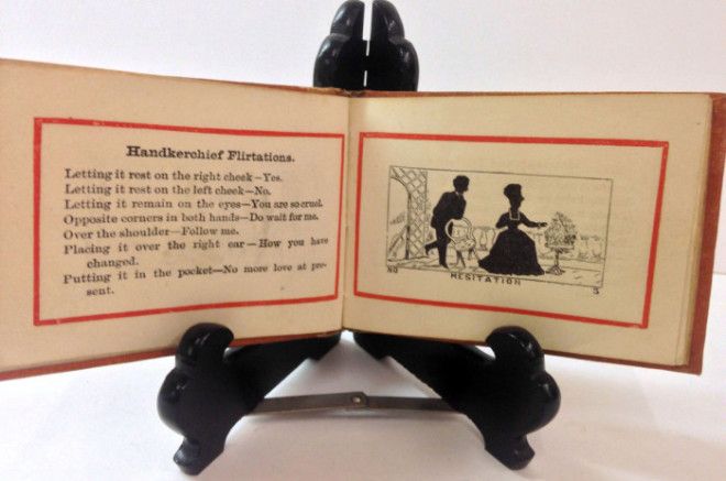 Миниатюрное издание Небольшой флирт опубликованное в 1871 году представляет собой удобный справочник по расшифровке флирта с носовым платком перчаткой веером или зонтиком