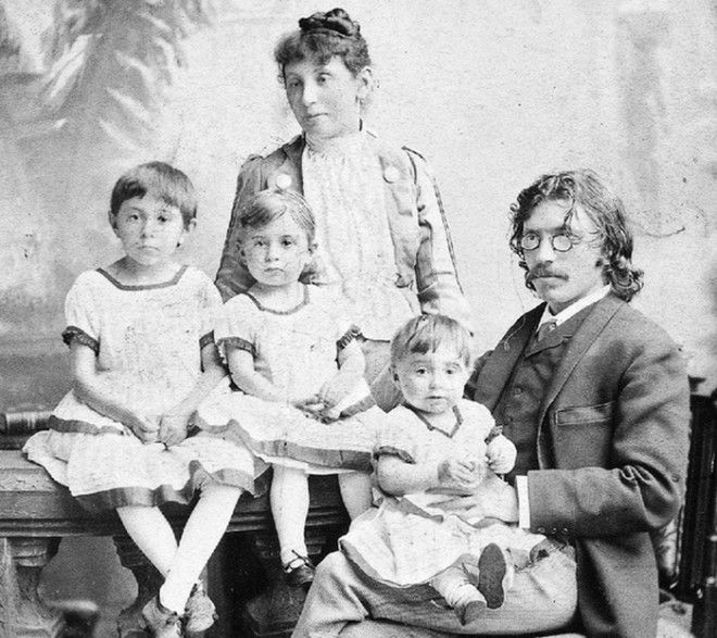ШаломАлейхем с женой и детьми