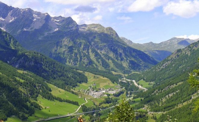 Симплон Италия Знаменитая альпийская долина раскинулась между нескольких четырехтысячников Симплон Велли разделяет Швейцарию и Италию так что у вас есть уникальная возможность устроить пикник на границе двух стран