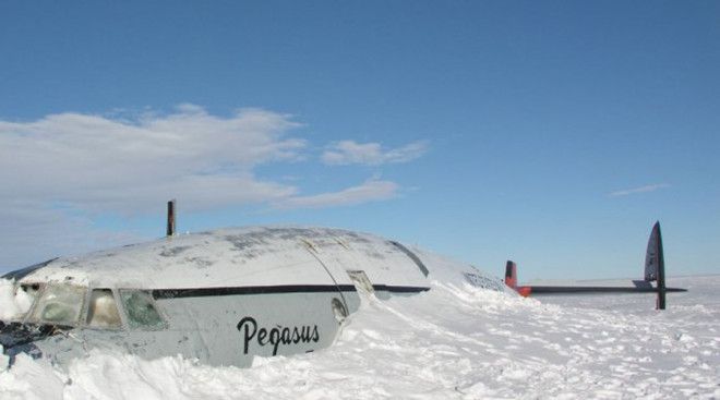 Обломки самолета На борту самолета пропавшего 11 сентября 2013 года находились трое канадцев Обломки обнаружили лишь недавно на склоне МаунтЭлизабет Скорее всего самолет врезался в гору по вине пилота не заметившего снежную вершину